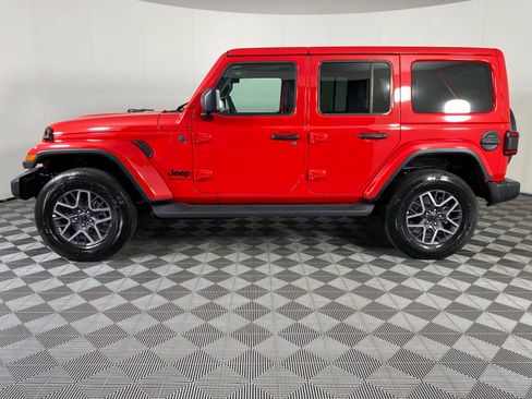 Used 2026 Jeep Wrangler Unlimited Sahara AWD/4WD image 4