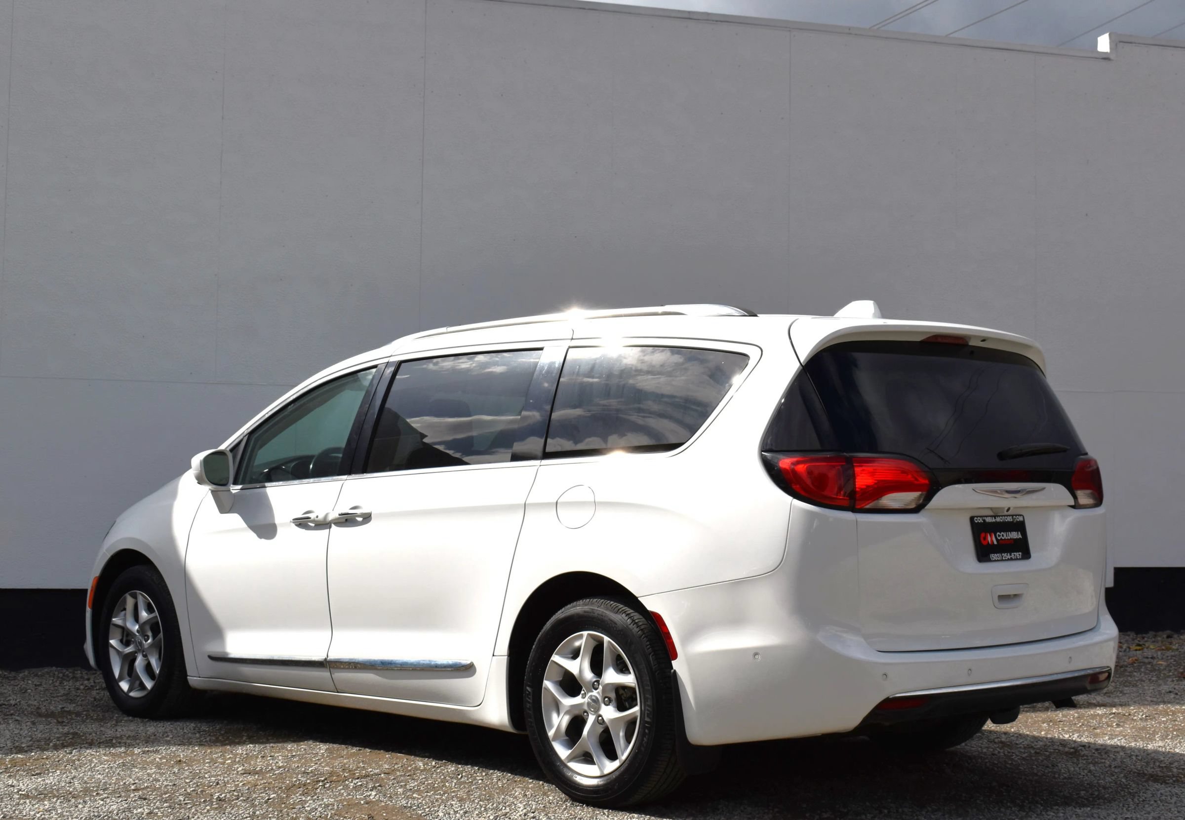 Used 2020 Chrysler Pacifica Touring-L Plus w/ Tire & Wheel Group FWD image 2