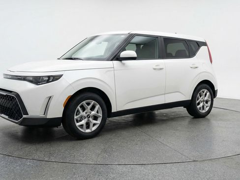 Used 2025 Kia Soul LX w/ LX Technology Package image 3