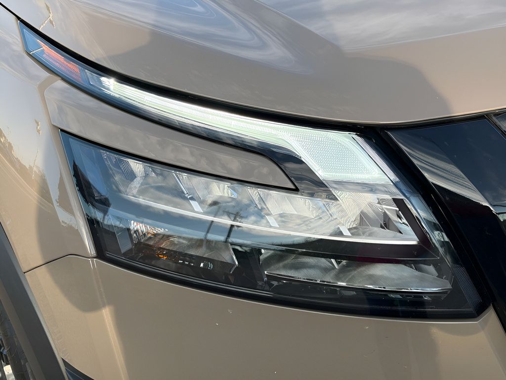 Used 2025 Nissan Pathfinder Rock Creek AWD/4WD image 9