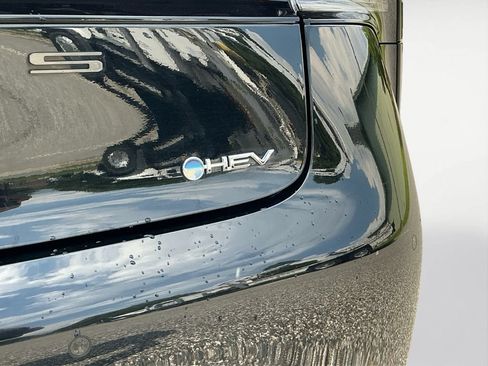 Used 2024 Toyota Prius LE FWD image 19