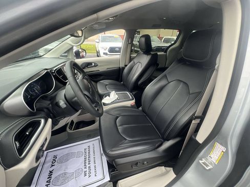 Used 2023 Chrysler Pacifica Touring-L AWD/4WD image 17