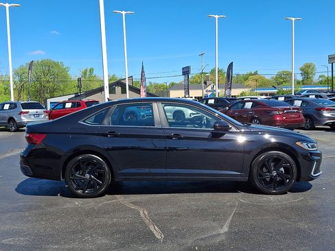Certified 2025 Volkswagen Jetta SE FWD image 7