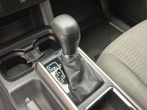 Used 2018 Toyota Tacoma SR5 AWD/4WD image 23