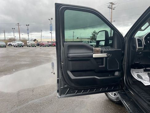 Used 2019 Ford F250 Lariat w/ Lariat Value Package image 12