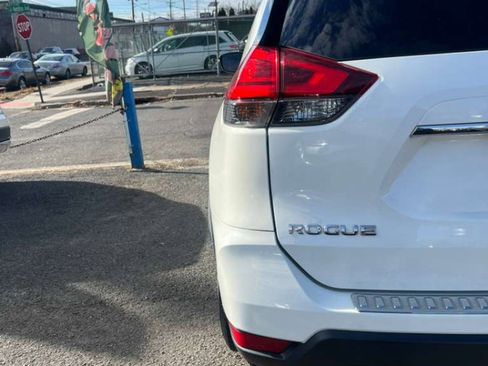 Used 2017 Nissan Rogue SV image 8