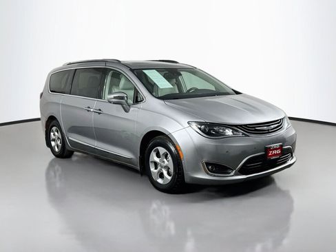 Used 2017 Chrysler Pacifica Platinum FWD image 7