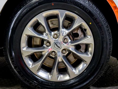 Used 2023 Chrysler Pacifica Touring-L AWD/4WD image 16