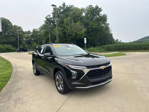 Used 2025 Chevrolet Trax LT FWD image 3