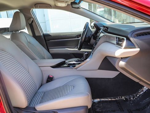Used 2018 Toyota Camry SE image 18