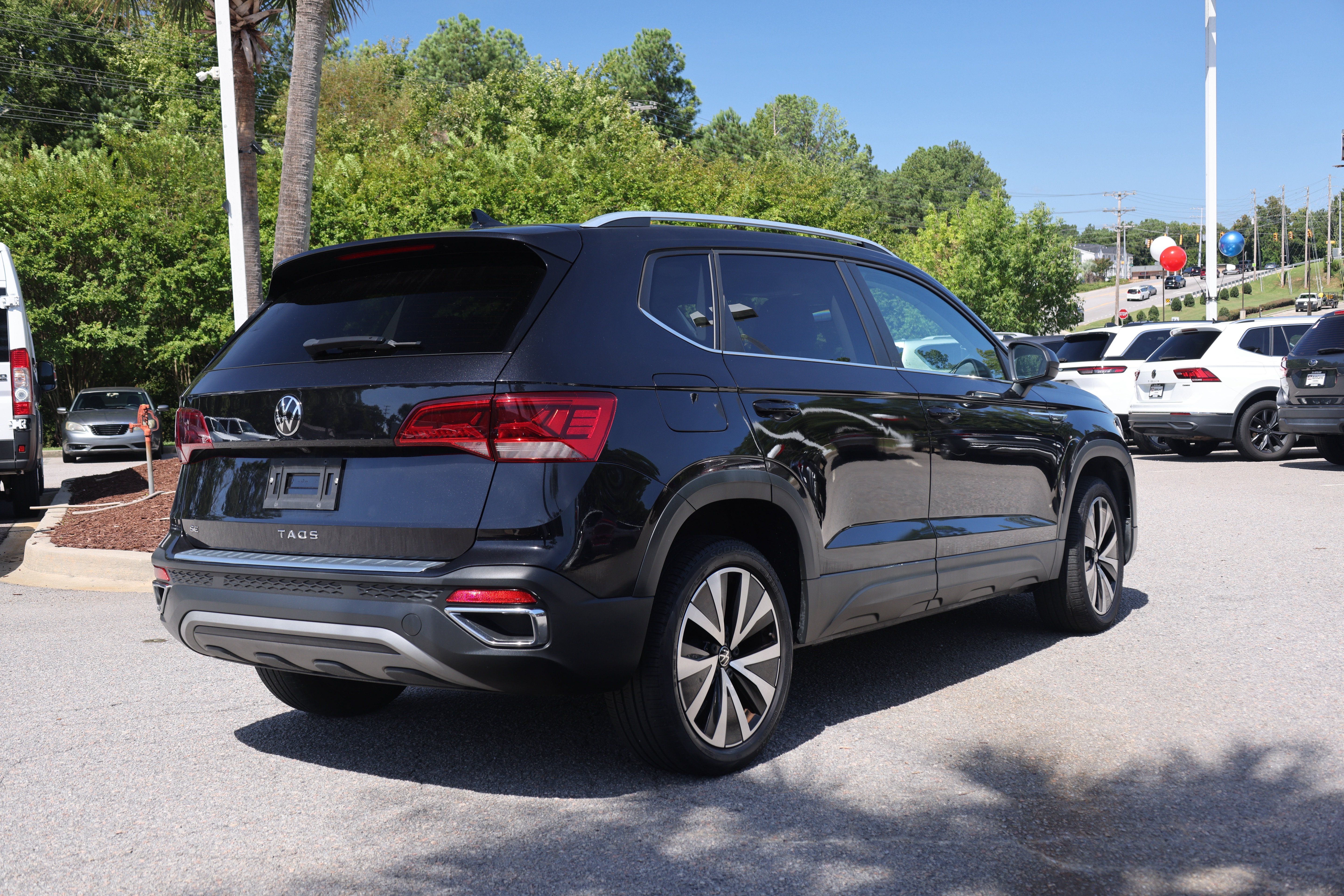 Used 2022 Volkswagen Taos SE w/ Panoramic Sunroof Package FWD image 5