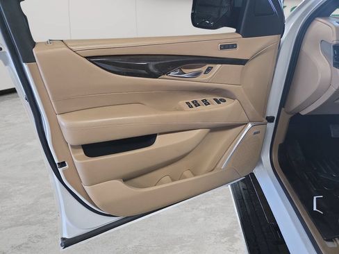 Used 2020 Cadillac Escalade Platinum AWD/4WD image 13