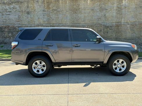 Used 2016 Toyota 4Runner SR5 AWD/4WD image 2