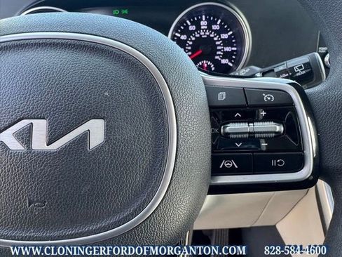 Used 2023 Kia Carnival LX FWD image 22