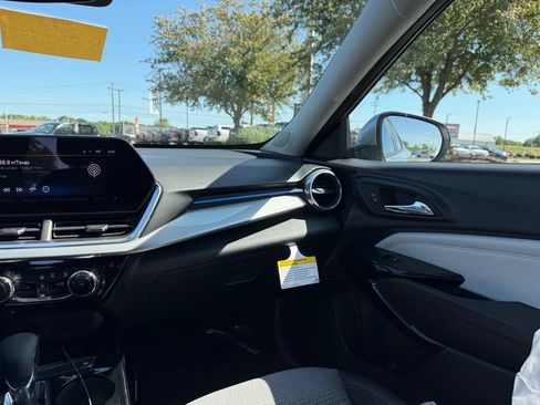 Used 2025 Chevrolet Trax LT FWD image 14