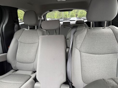 Used 2025 Toyota Sienna LE FWD image 16