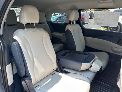 New 2026 Kia Carnival EX image 18