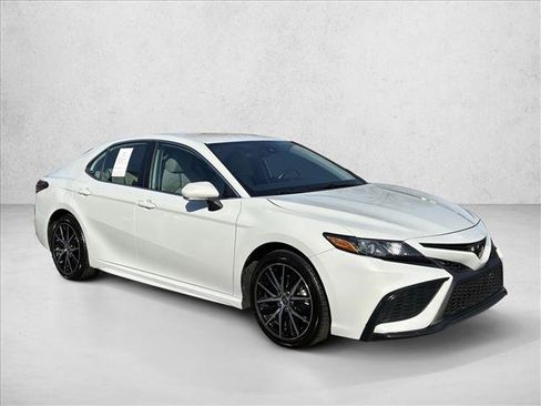 Used 2024 Toyota Camry SE image 4