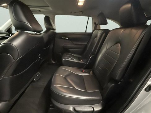 Used 2024 Toyota Highlander XLE image 14