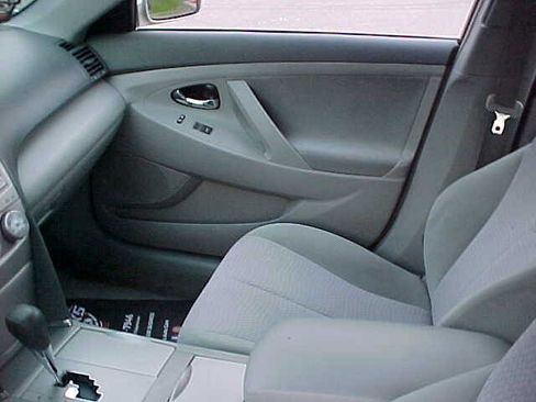 Used 2010 Toyota Camry LE FWD image 15