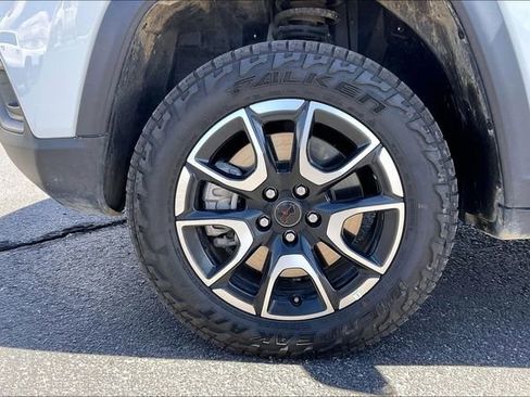 Used 2025 Jeep Compass Trailhawk AWD/4WD image 8