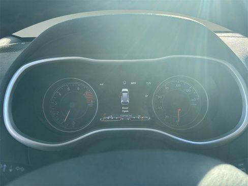 Used 2018 Jeep Cherokee Limited image 18