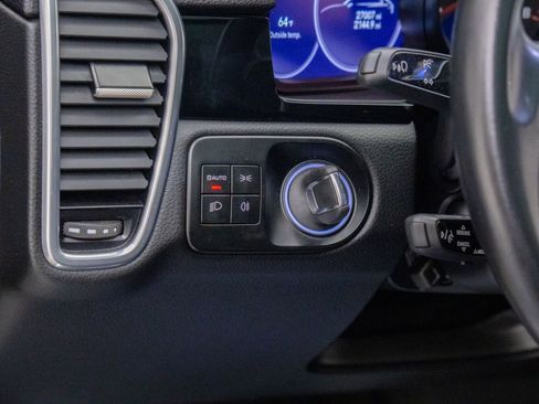 Certified 2023 Porsche Cayenne Platinum Edition image 20