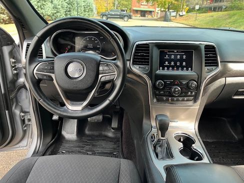 Used 2018 Jeep Grand Cherokee Laredo image 38