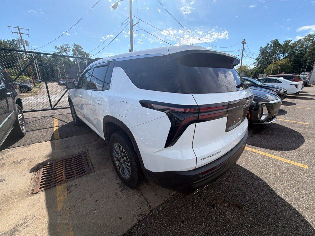 Used 2024 Chevrolet Traverse LS FWD image 9