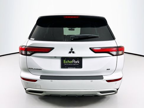 Used 2024 Mitsubishi Outlander SE image 7