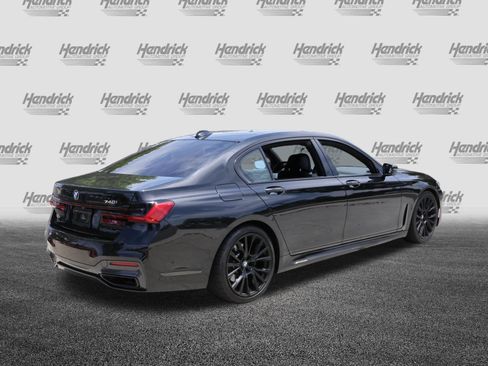 Used 2022 BMW 740i w/ M Sport Package RWD image 9