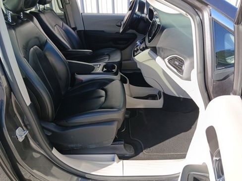 Used 2023 Chrysler Pacifica Touring-L image 25