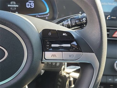 Certified 2025 Hyundai Elantra SE image 6