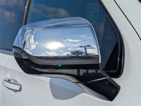 Used 2023 Chevrolet Suburban Premier image 11