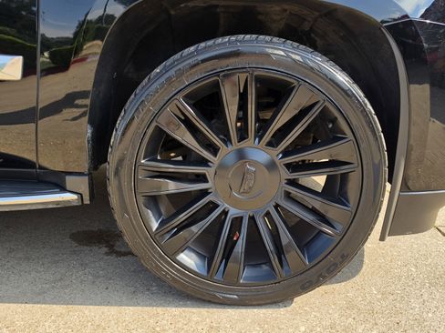 Used 2015 Cadillac Escalade Luxury RWD image 16