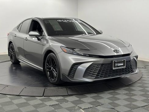 Used 2025 Toyota Camry SE w/ Convenience Package FWD image 8