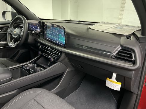 New 2025 Chevrolet Traverse LT image 28