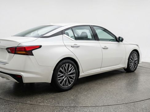 Used 2025 Nissan Altima 2.5 SV FWD image 9