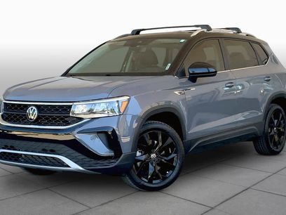 Used 2024 Volkswagen Taos SE w/ Panoramic Sunroof Package
