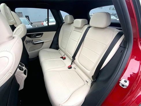 Used 2025 Mercedes-Benz GLC 300 4MATIC image 17