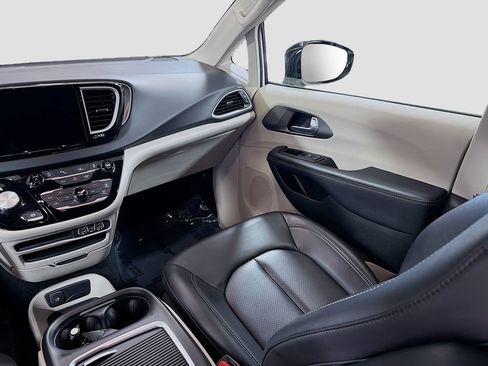 Used 2024 Chrysler Pacifica Touring-L FWD image 23