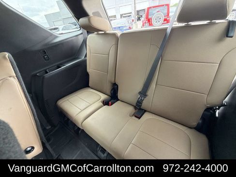 Used 2023 Chevrolet Traverse Premier FWD image 29
