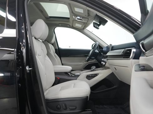 Used 2025 Kia Telluride SX w/ SX Captain's Chair Package image 12