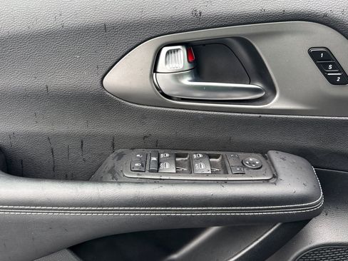 Used 2025 Chrysler Pacifica Select FWD image 10