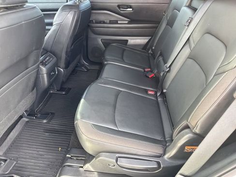 Used 2024 Nissan Pathfinder SL w/ Black Appearance Package image 12