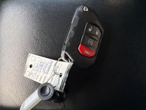 Used 2023 Jeep Gladiator Mojave AWD/4WD image 30