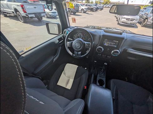 Used 2017 Jeep Wrangler Unlimited Sahara AWD/4WD image 14