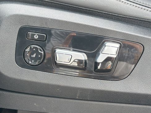 Used 2024 BMW X7 xDrive40i w/ Premium Package image 27