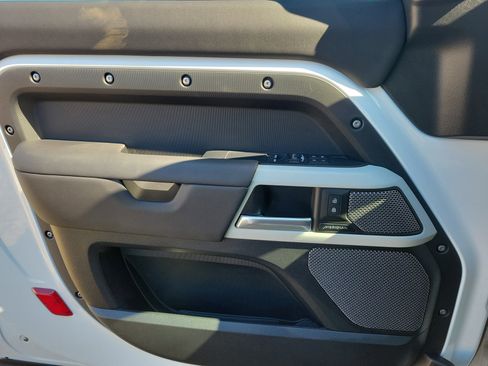 Used 2024 Land Rover Defender 90 X-Dynamic SE image 91