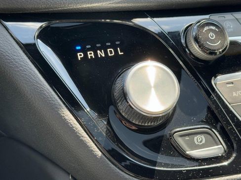 Used 2025 Chrysler Pacifica Limited image 21